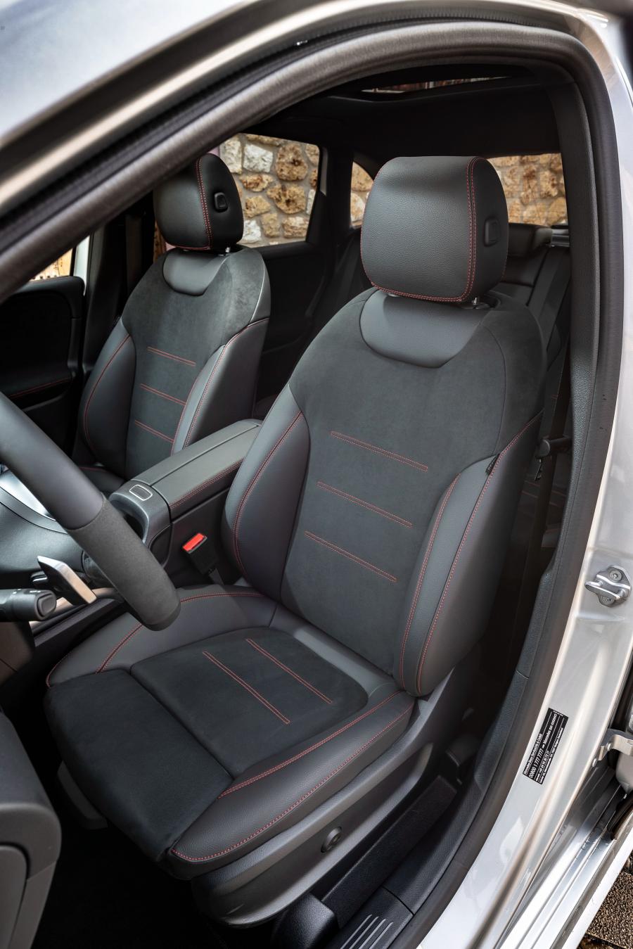 Интерьер Mercedes-Benz B200 d AMG Line (W247) 2019 года  (фото 34 из 61)